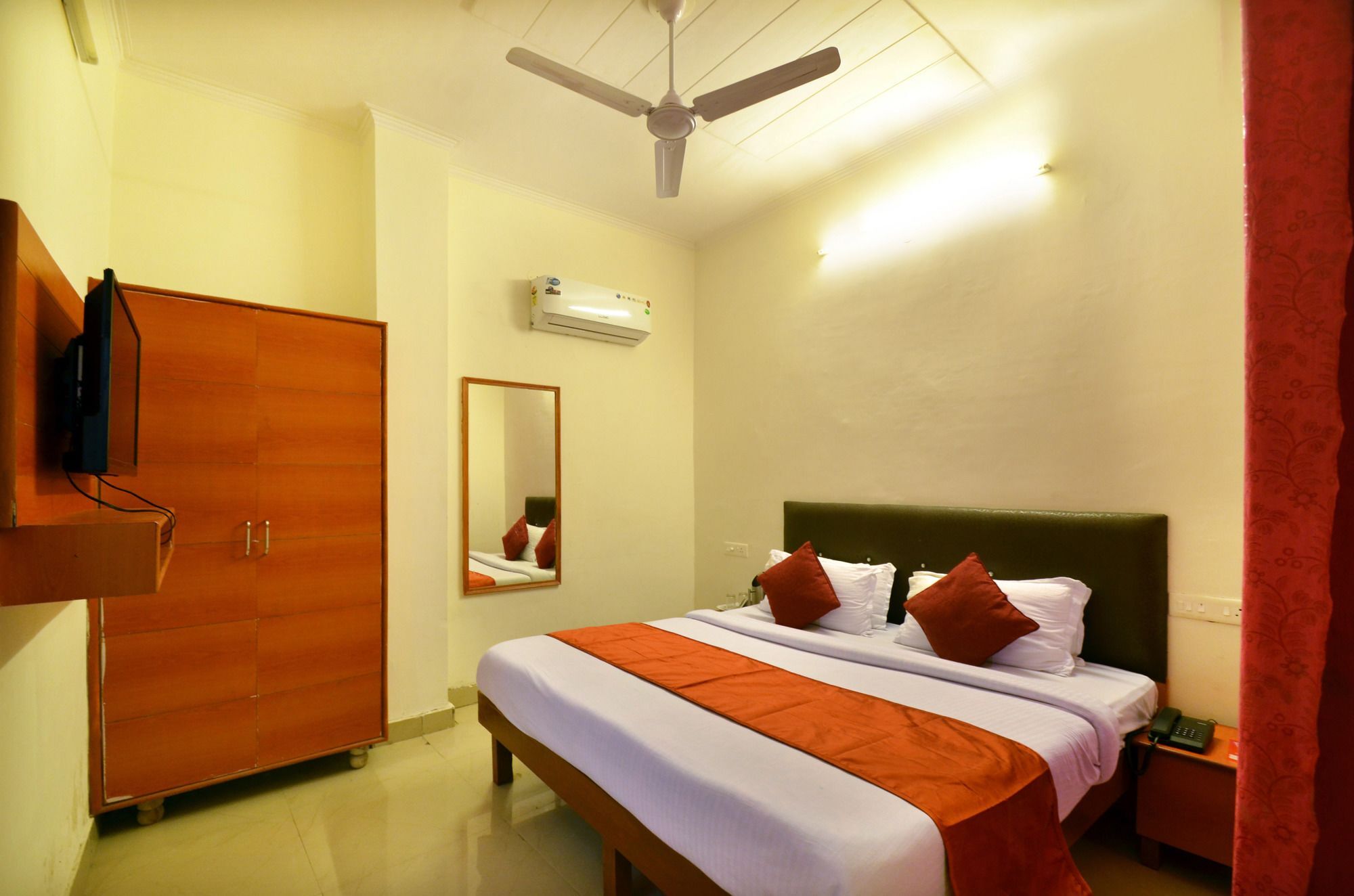Oyo Platinum Inn Nayagaon Exterior photo